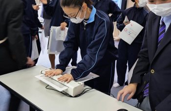 真剣な眼差しで「MiScreen a4」で製版する生徒