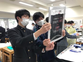 「MiScreen a4」で製版したマスターをのぞき込む生徒たち