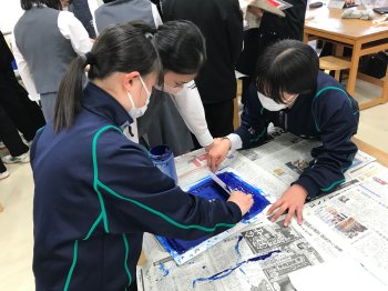スキージーでスクリーン印刷を体験