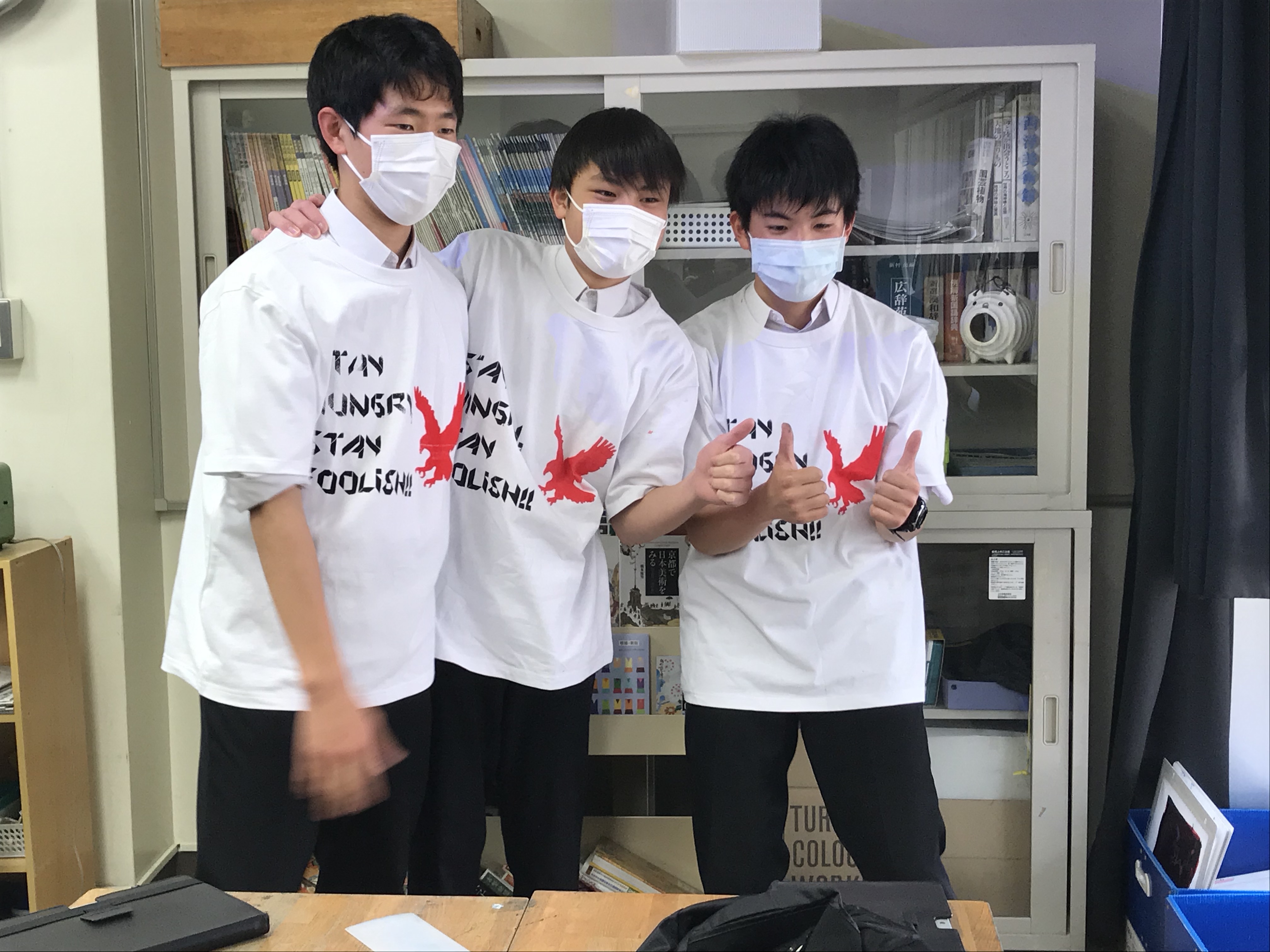 黒と赤で重ね刷りしたTシャツ完成
