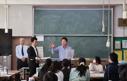 説明に熱心に耳を傾けるこどもたち