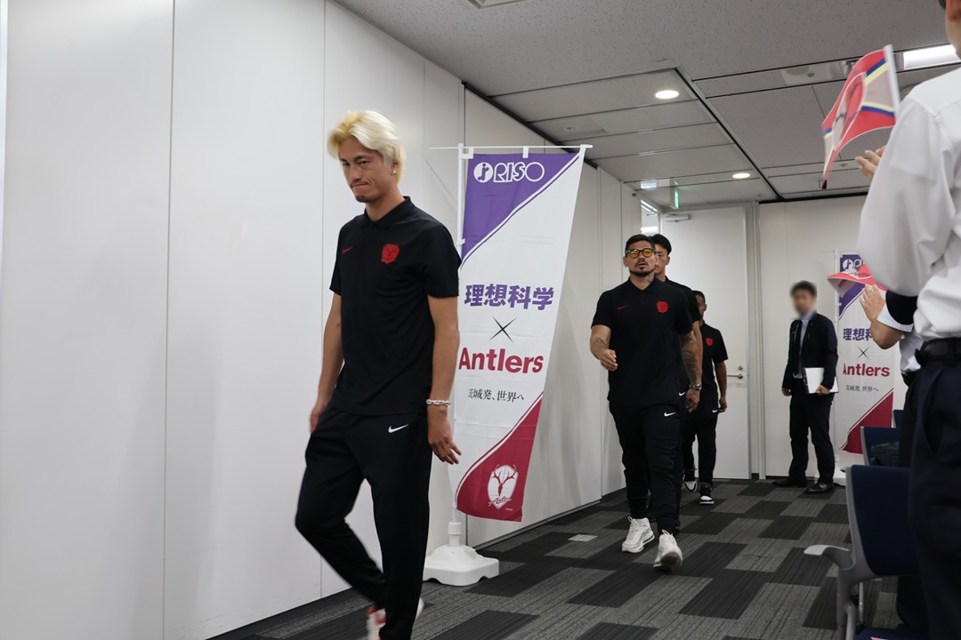 鹿島アントラーズ選手・スタッフの皆さんが理想科学を訪問｜RISO
